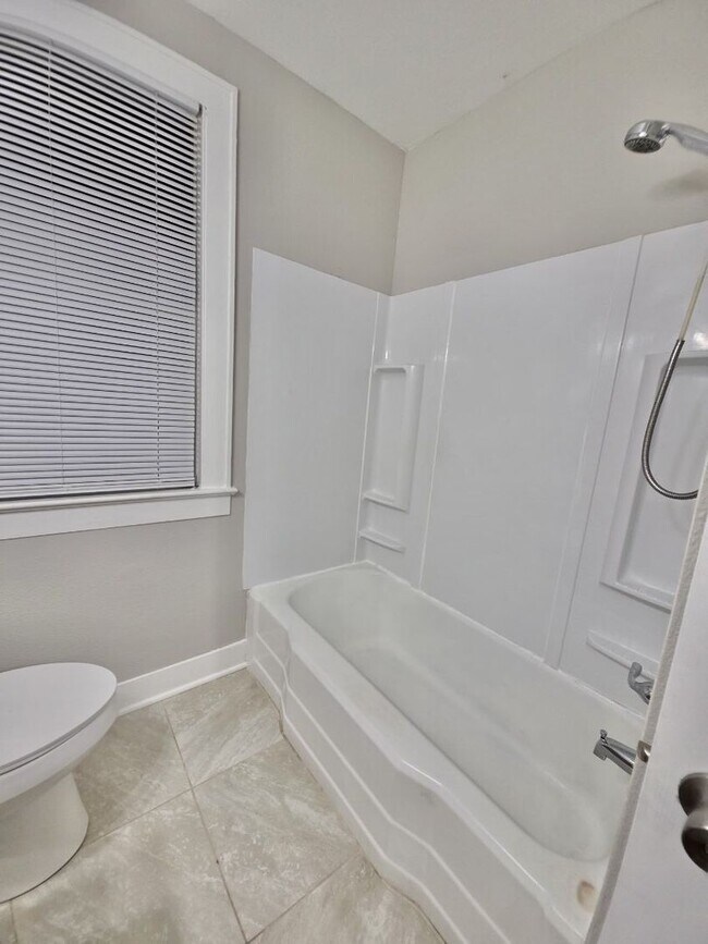 Building Photo - $500 OFF FIRST MONTH'S RENT MOVE IN SPECIAL-ADORABLE REMODELED HIGHLAND-CENTENARY HOME