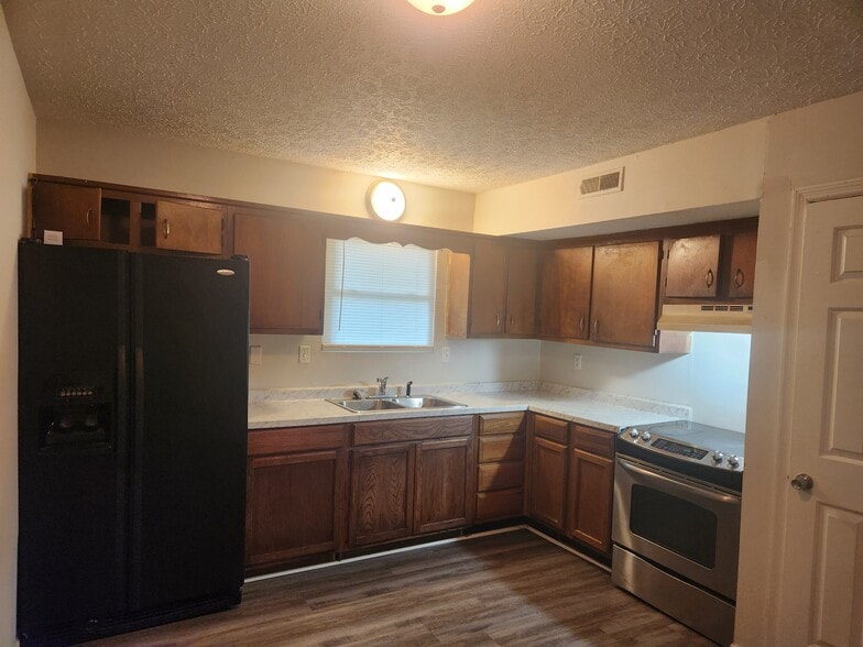 Building Photo - 3109 Wildwood Dr