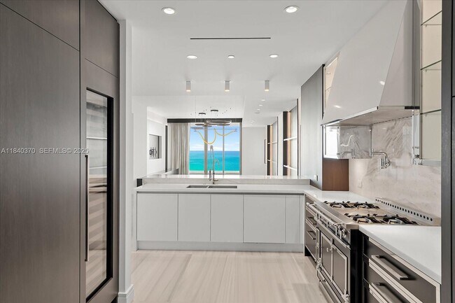 Building Photo - 17901 Collins Ave