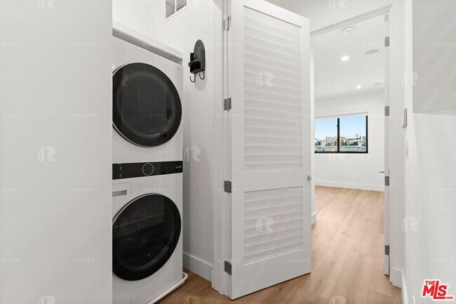 Building Photo - 1541 1/2 Hi Point St