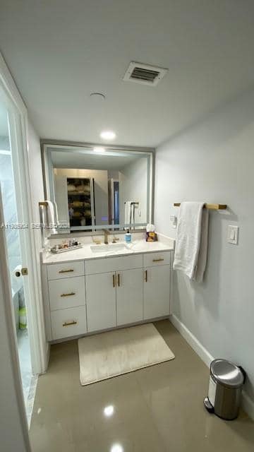 Building Photo - 1100 St Charles Pl