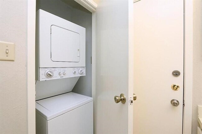 Building Photo - 10855 Meadowglen Ln