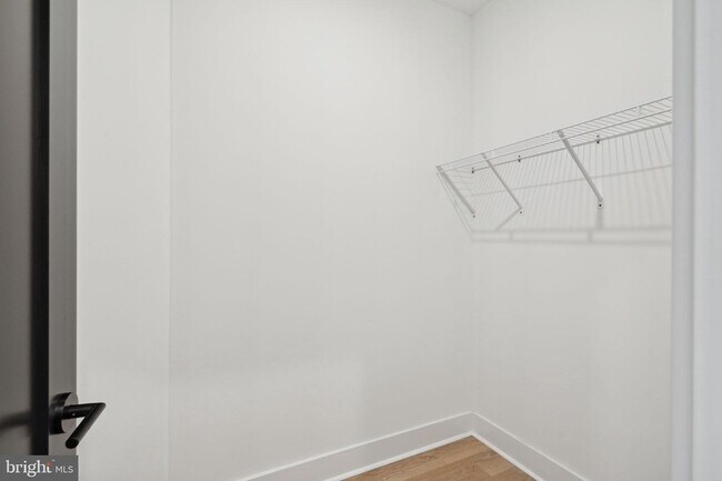 Building Photo - 1419 W Grange Ave