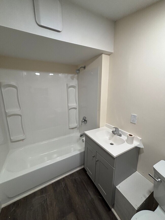 Building Photo - Freshly Renovated 3-Bed, 2-Bath Home Just ...