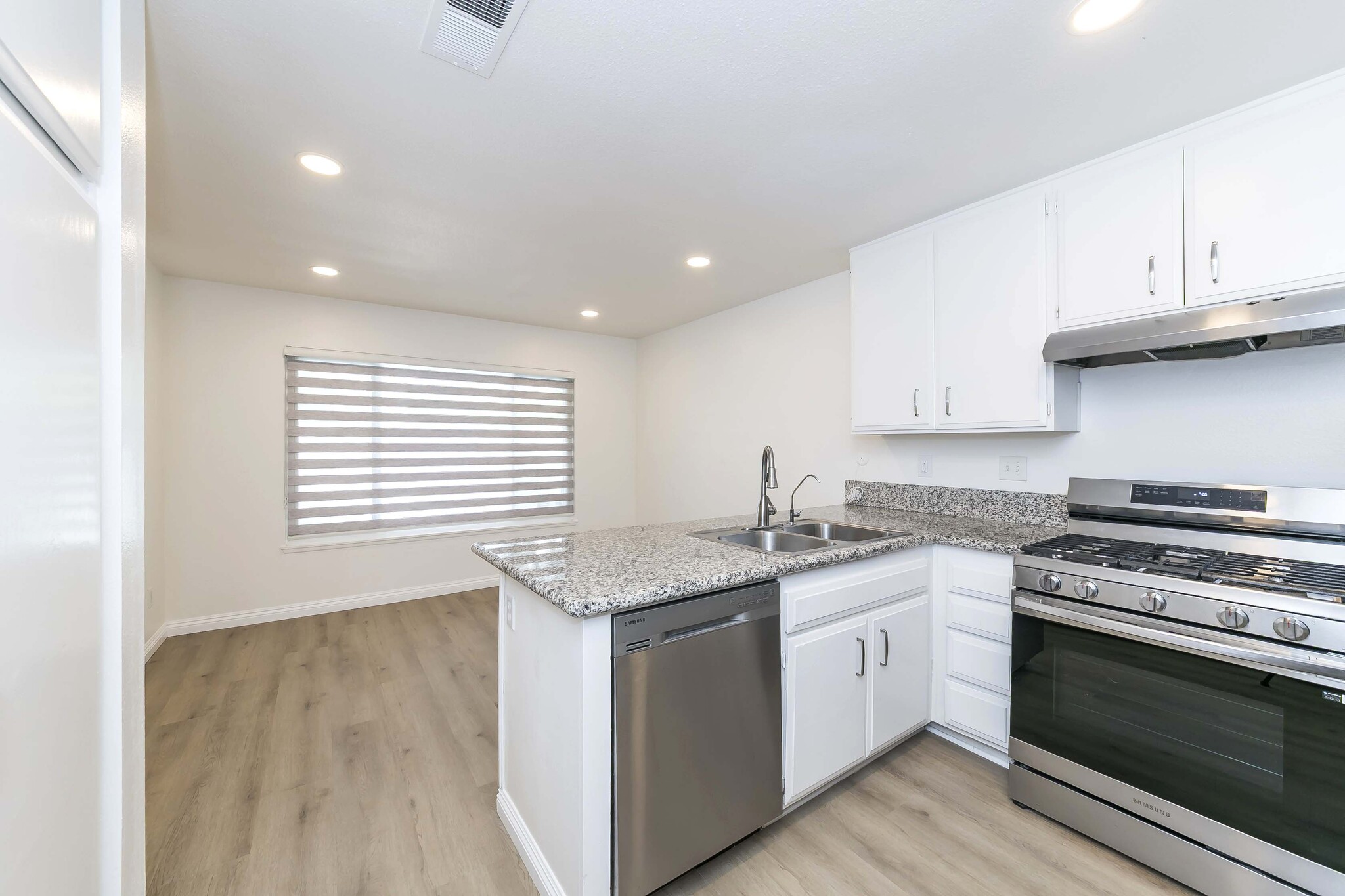 Building Photo - 2423 Coventry Cir