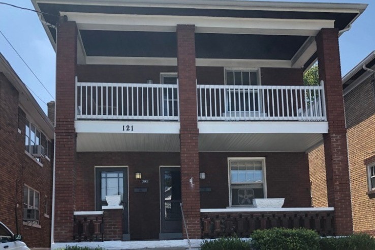 121 West 33 st. Apt #2 - 121 W 33rd St