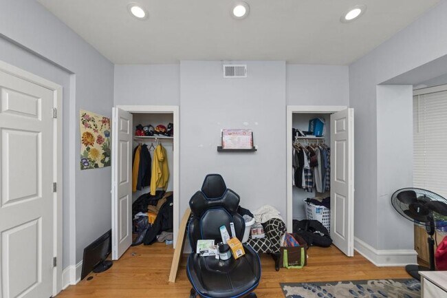 Building Photo - 3 bedroom in Chicago IL 60613