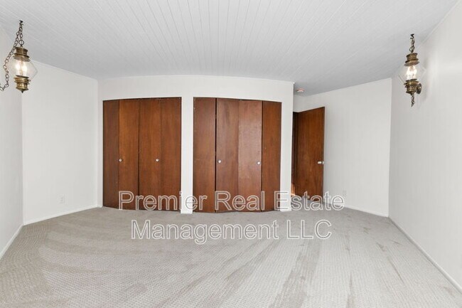 Building Photo - 5905 E Maplewood Ave