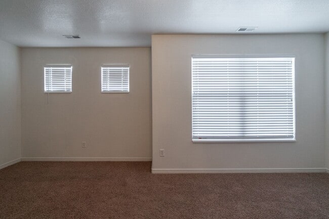 Building Photo - Hidden Valley Townhome For Rent!