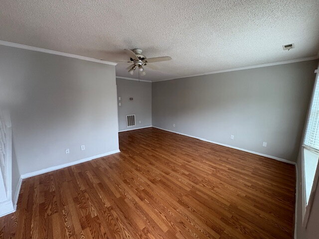 Building Photo - "Charming 3-Bedroom Townhouse with 2.5 Bat...