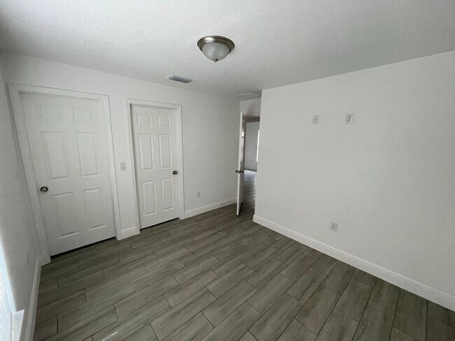 Building Photo - 8417 N Seminole Ave