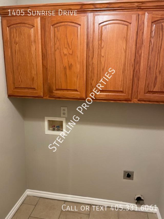 Building Photo - 1405 Sunrise Dr