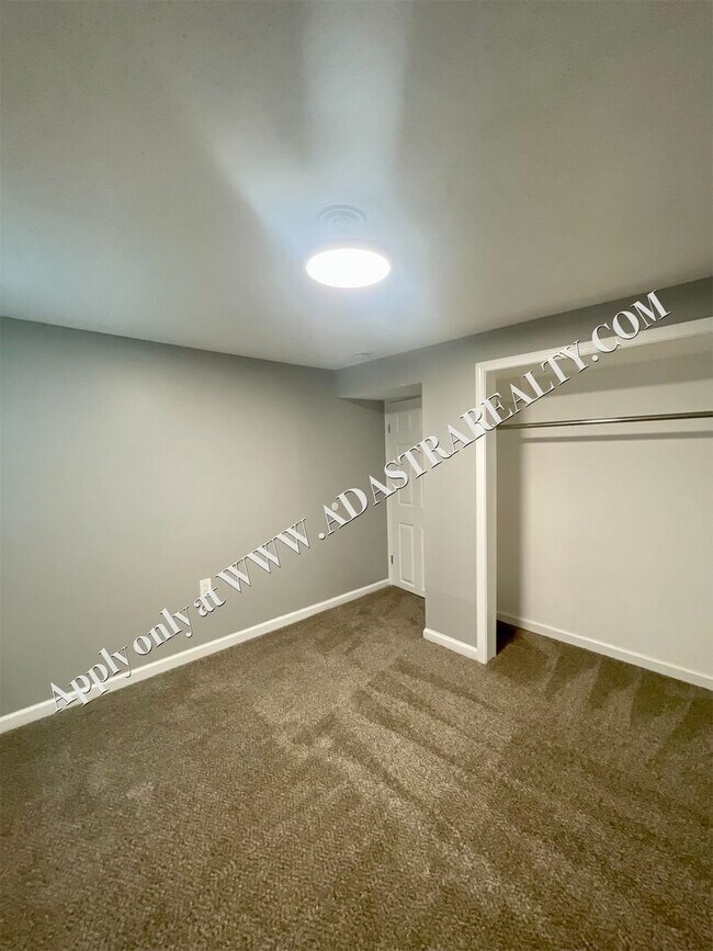 Building Photo - 4904 NE 44th Terrace