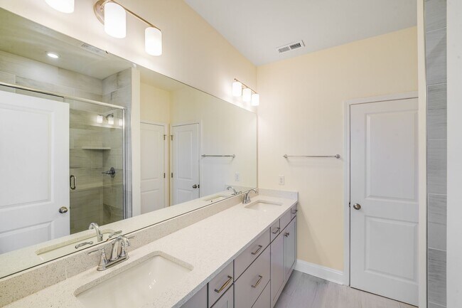 Building Photo - 2BR Townhome w/ 2 En-Suite Baths + Garage in 28208