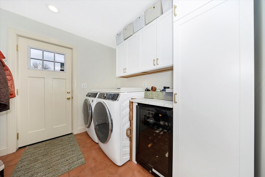 Building Photo - 15 E 5th St