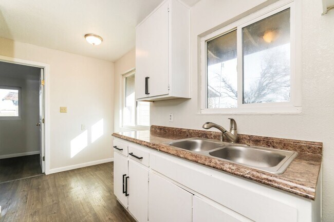 Building Photo - PURE Property Management Presents: 3 Bedroom 2 Bath in Santa Rosa!