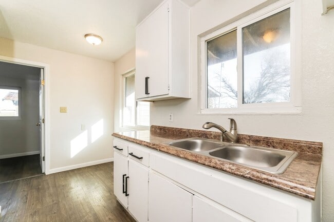 Building Photo - PURE Property Management Presents: 3 Bedroom 2 Bath in Santa Rosa. Water & Sewer Included !