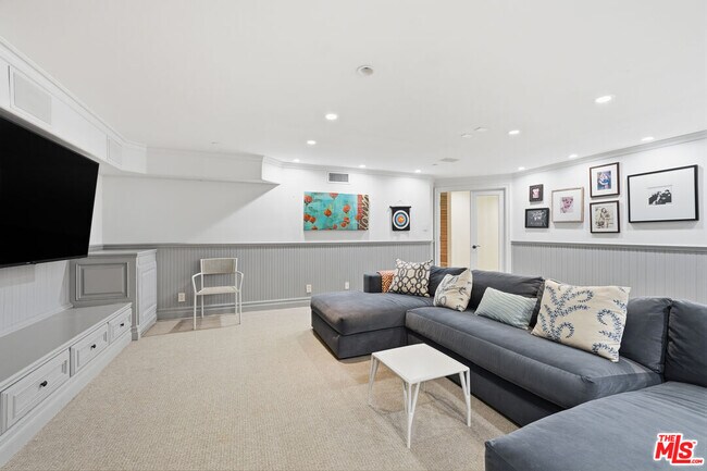 Building Photo - 108 S Poinsettia Ave