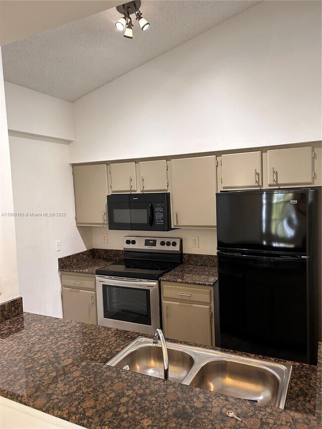 Building Photo - 2841 N Oakland Forest Dr