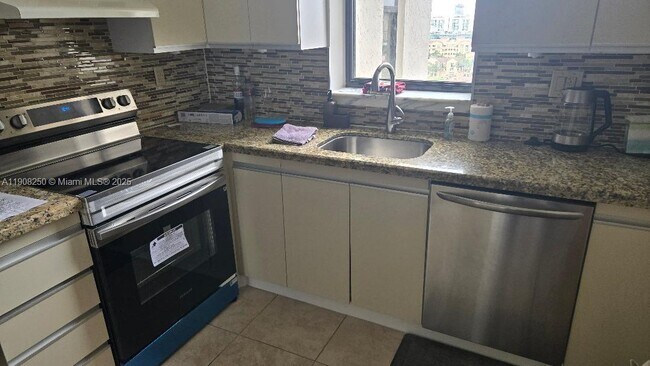 Building Photo - 18181 NE 31st Ct