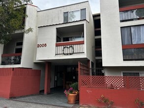 Building Photo - Sunny 1BR in Prime Oakland Location - Pool...