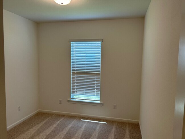 Building Photo - 41360 Rosewood Ln