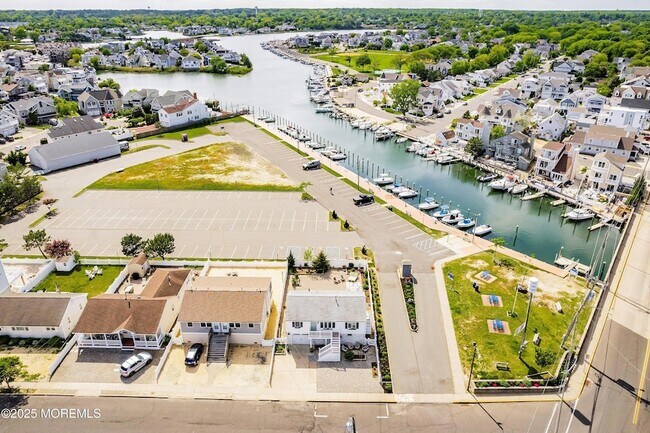 Building Photo - 167 4th Ave