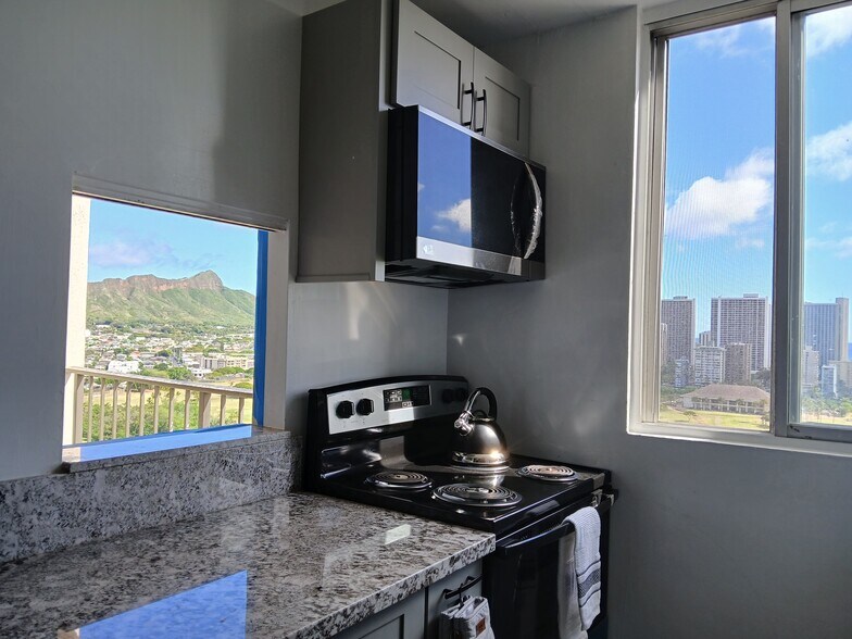 View of Diamond Head while cooking - 2916 Date St