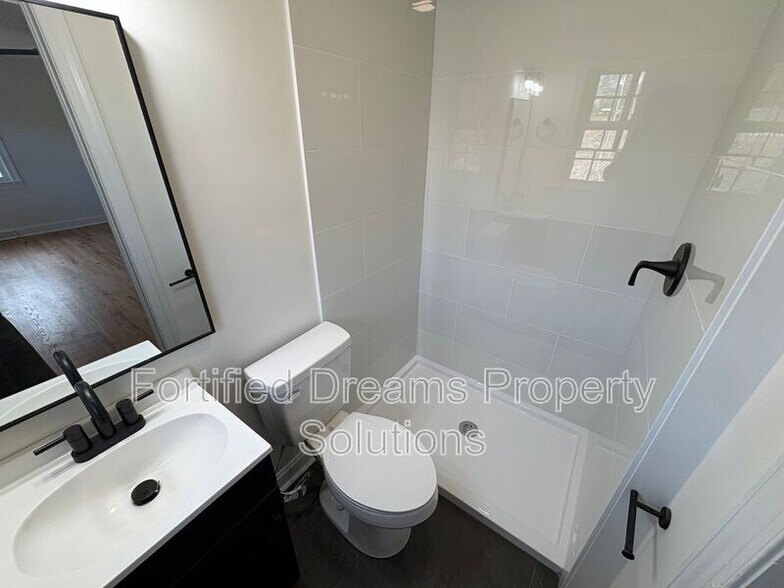 Building Photo - 4738 Eastwin Dr