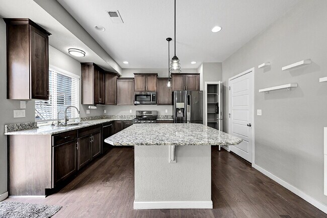 Building Photo - $2,550.00, 3 bed, 2.5 bath located in Colo...