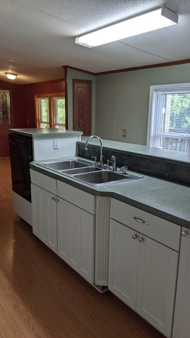 Building Photo - Great 3 Bedroom 2 Bath Home in quiet resid...