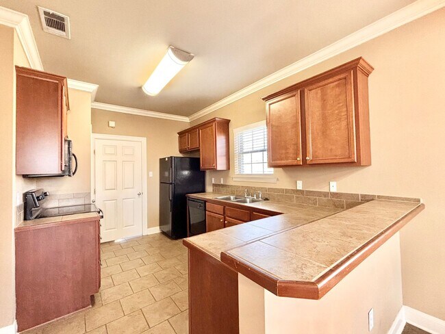 Building Photo - Three Bedroom Townhouse in Gated Community...