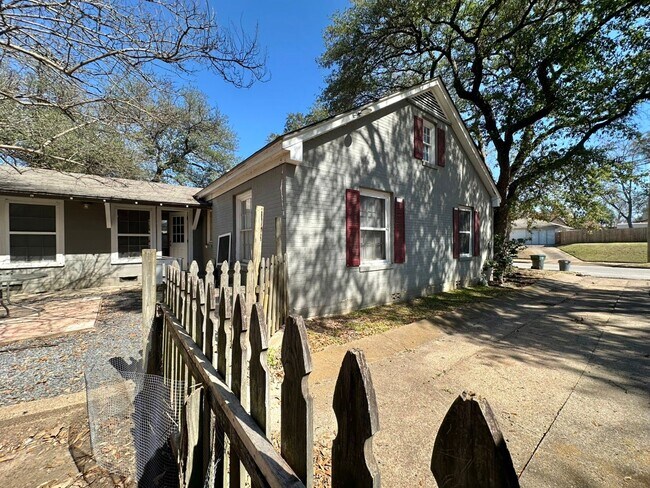 Building Photo - 1309 S Robertson Ave