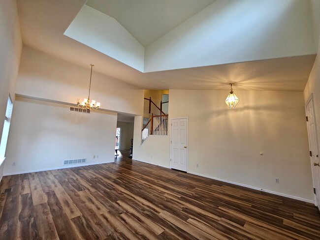 Building Photo - Stunning Brighton Home - Lots of Space - B...