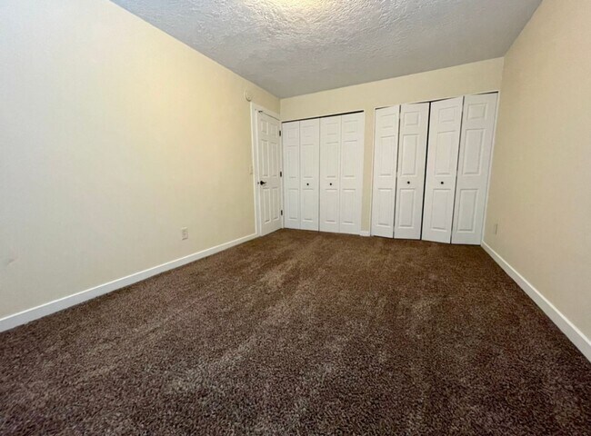 Building Photo - Montavilla 2 Bedroom Upstairs Apartment w/ A/C and Off Street Parking~ PETS WELCOME! 95 Walkscore