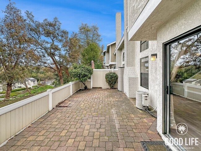 Building Photo - Mission Viejo Gem! Private Yard, Vaulted Ceilings & Resort-Style Pool + Spa