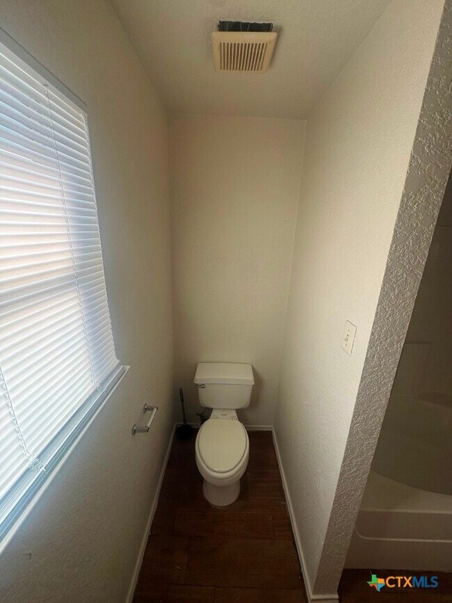 Building Photo - 3804 Captain Dr