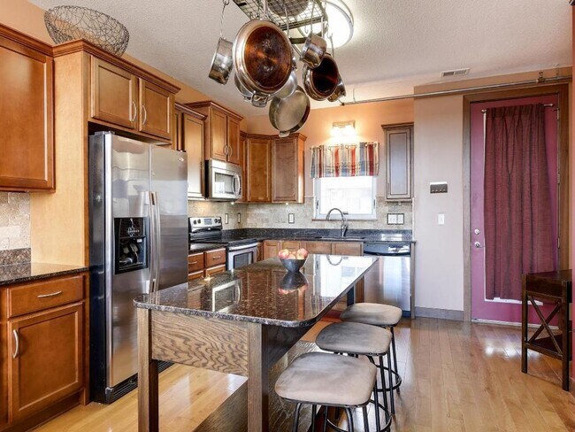 Building Photo - Rarely Available 3 Bedroom 2 Bathroom Pent...