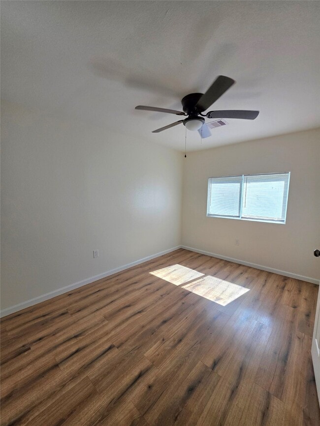 Building Photo - 5422 Pine Ave