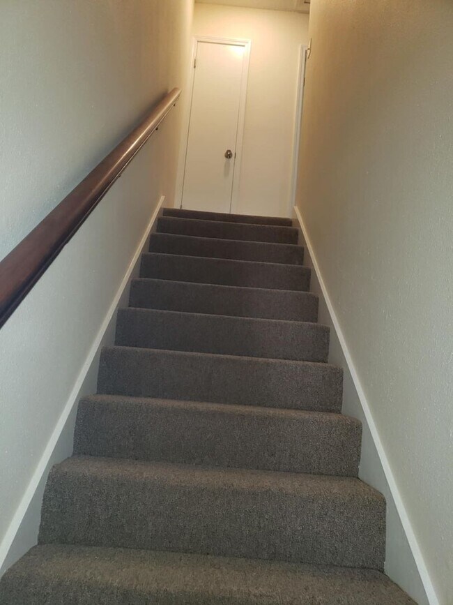 Building Photo - Renovated townhome in a convenient location