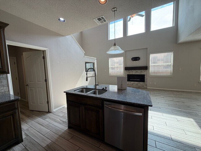 Building Photo - 7420 Tangerine Ct NE