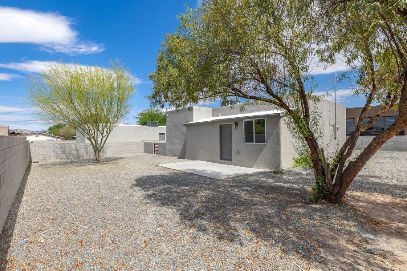 Building Photo - 948 E Waverly St