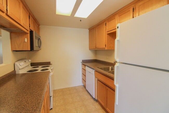 Building Photo - 2 Bedroom, 2 Bathroom + Loft - Top Floor Condo in Parkwood Village