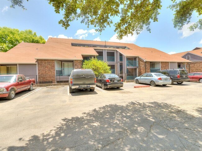 Building Photo - 1840 Burton Dr