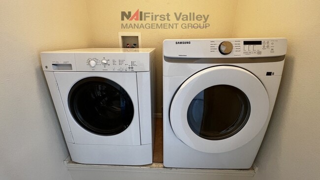 Building Photo - 3 Bedrooms, 2 Baths and a Single Car Garage