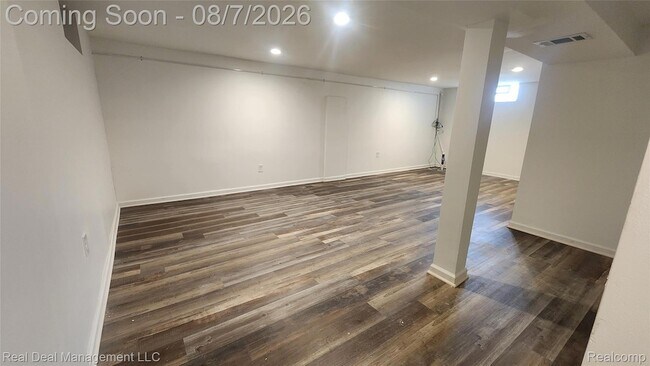Building Photo - 553 S Stirling