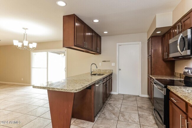 Building Photo - 4420 W Mercer Ln