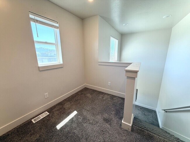 Building Photo - 4 bedroom 2.5 bath Plain City House