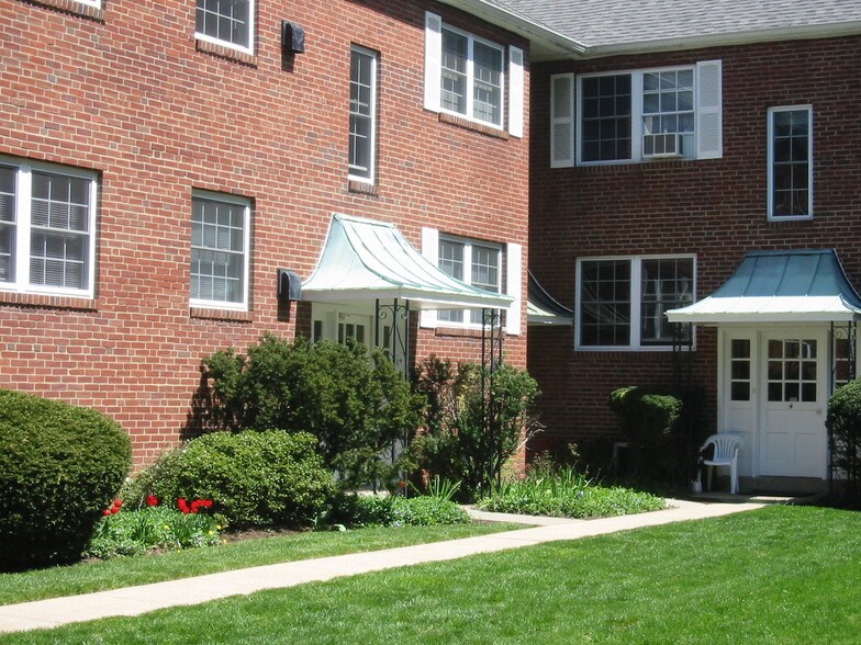 Building Photo - Suburban Square Apartments