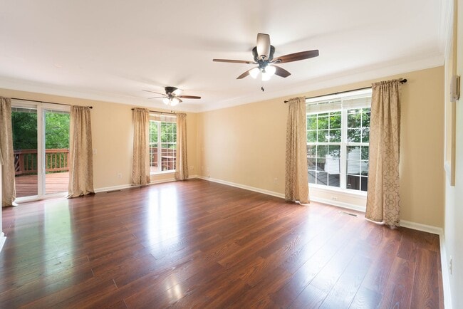 Building Photo - Updated 3-Level End Unit Townhouse in Caro...
